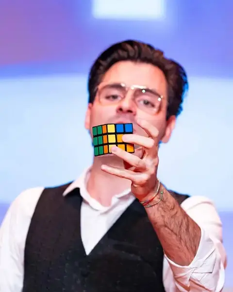 Artman con un cubo di Rubik durante un numero di close-up