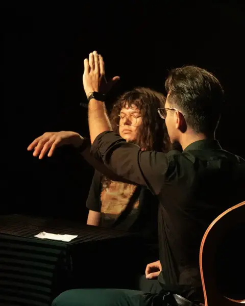 Artman durante uno spettacolo di magia mentale